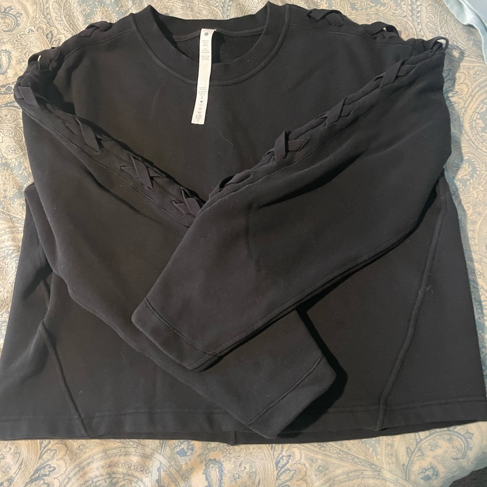 LuLulemon Cropped Sweatshirt with Braided Sleeve EUC Ladies Size 8